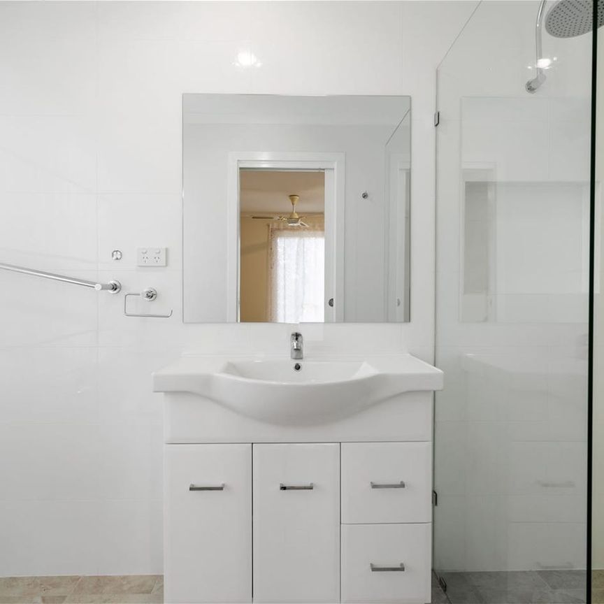 Spacious & bright - Photo 1