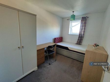 1 bedroom in a house share to rent - Photo 2