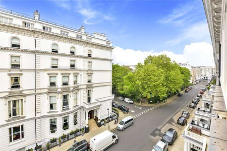 An immaculately presented three bedroom, two bathroom apartment on the third floor of this charming stucco fronted building with lift access. - Photo 3