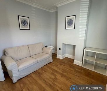 4 bedroom end of terrace house to rent - Photo 2