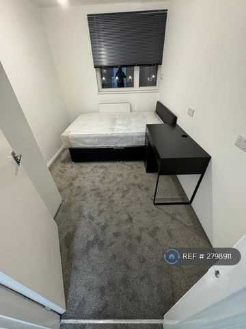 4 bedroom flat to rent - Photo 5