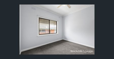 Captivating 2-Bedroom House with Scenic Water Views - Photo 2