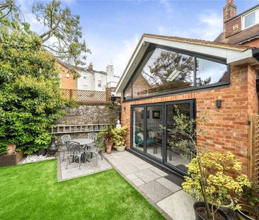A beautifully presented two bedroom apartment in a sought after cen... - Photo 2