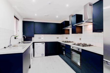 6 Beds 5 Baths - Photo 3
