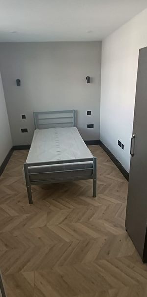 Room in a Shared House, Grayscroft Avenue, SW16 - Photo 1