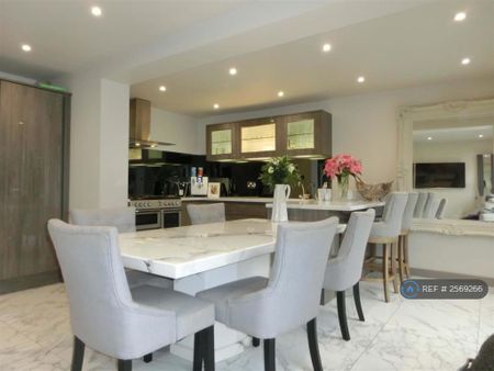 5 bedroom detached house to rent - Photo 4