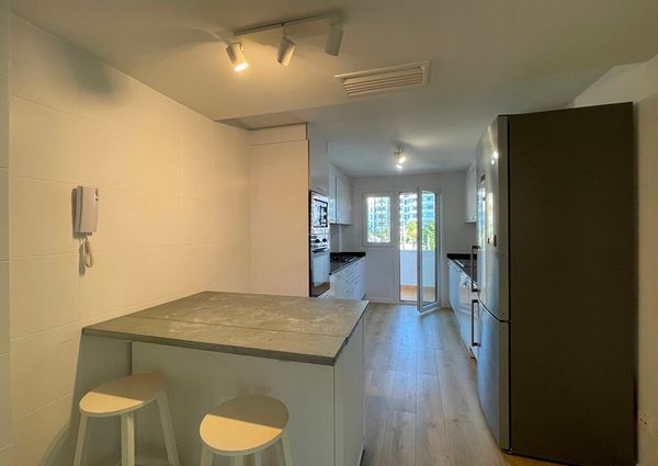 Elegante apartamento con terraza, piscina, vistas al mar, parking, 3 dormitorios. San Agustin, Palma.
