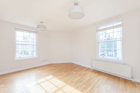 Bright three bedroom, second floor apartment (with lift) located close to the shops and transport links of the Edgware Road and Marble Arch. - Photo 5