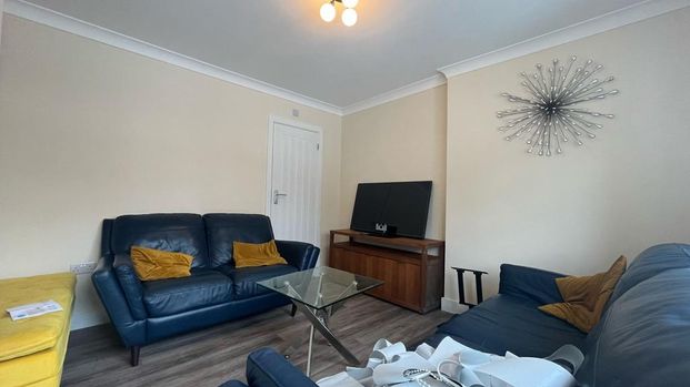 5 bedroom semi-detached house to rent - Photo 1