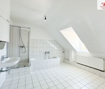 Gemütliche 2-Raum Dachgeschoss-Wohnung mit Dachterrasse direkt im Z... - Photo 3