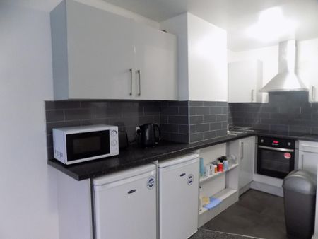 1 bedroom in a flat share to rent - Photo 3