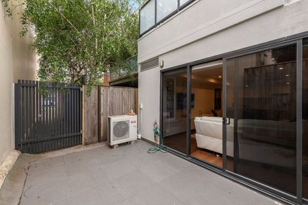 FULLY FURNSIHED BOUTIQUE APARTMENT WITH COURTYARD ! CAFES AND BEACH AT YOUR DOORSTEP - Photo 3