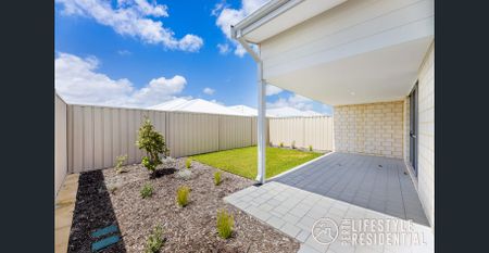 4 BED + STUDY ~ SPACIOUS LIVING! - Photo 4