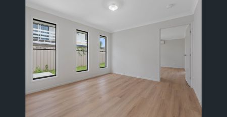 Hidden gem with two living areas, air con & solar! - Photo 4