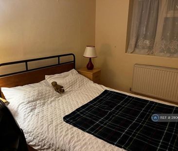 1 bedroom in a flat share to rent - Photo 2