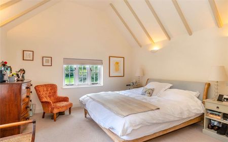 Character family home in a village setting - Photo 5