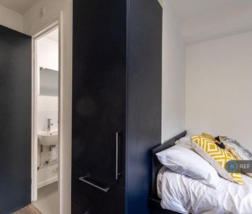 1 bedroom in a flat share to rent - Photo 2