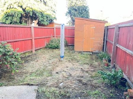 3 bedroom end of terrace house to rent - Photo 3