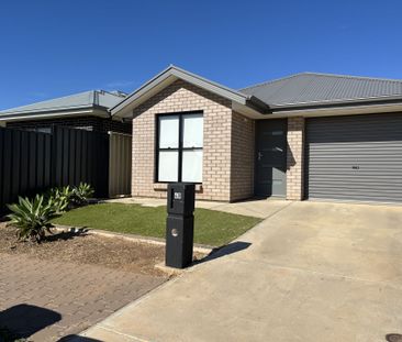 Modern 3 Bedroom Home - Photo 3