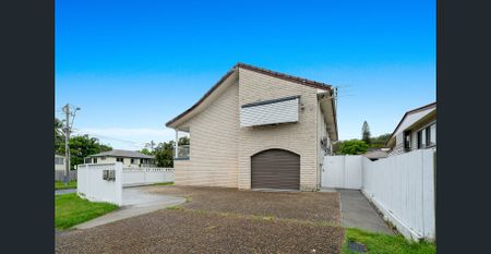 Renovated 3-Bed Upper-Level Home with Modern Style, Fireplace & Huge Backyard - Prime Carindale Location - Photo 5