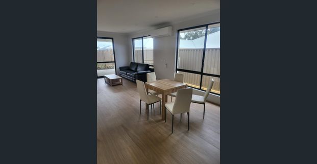 Modern Family Home with 3 Bedrooms & 3 Bathrooms - Photo 1