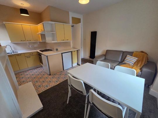 3 bedroom flat to rent - Photo 1