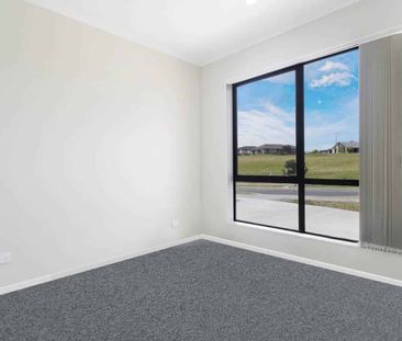 Spacious 4-Bedroom Family Home in Glenbrook, W... - Photo 1