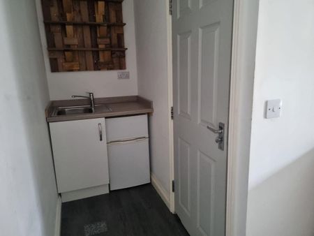 1 bedroom in a house share to rent - Photo 2