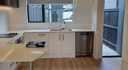 Modern 3-Bedroom Townhouse Backing onto Park - Available Immediately! - Photo 4