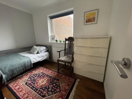 Lovely , modern, single room with own bathroom in Hove - Photo 1