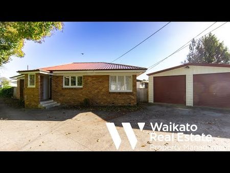 Beautiful Family Home in Prime Chartwell Location - Photo 3