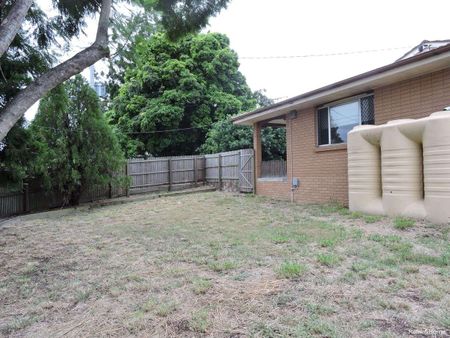 Family Friendly home close to public transport, shops and schools - Photo 5