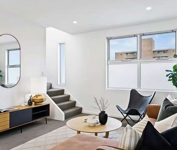 LIGHT BRIGHT 2 BEDROOM TOWNHOUSE with SECURE PRIVATE PARKING - Photo 1