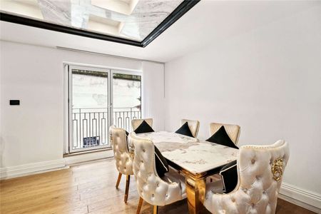 A completely renovated and remodelled three bedroom house in the heart of Knightsbridge. - Photo 5