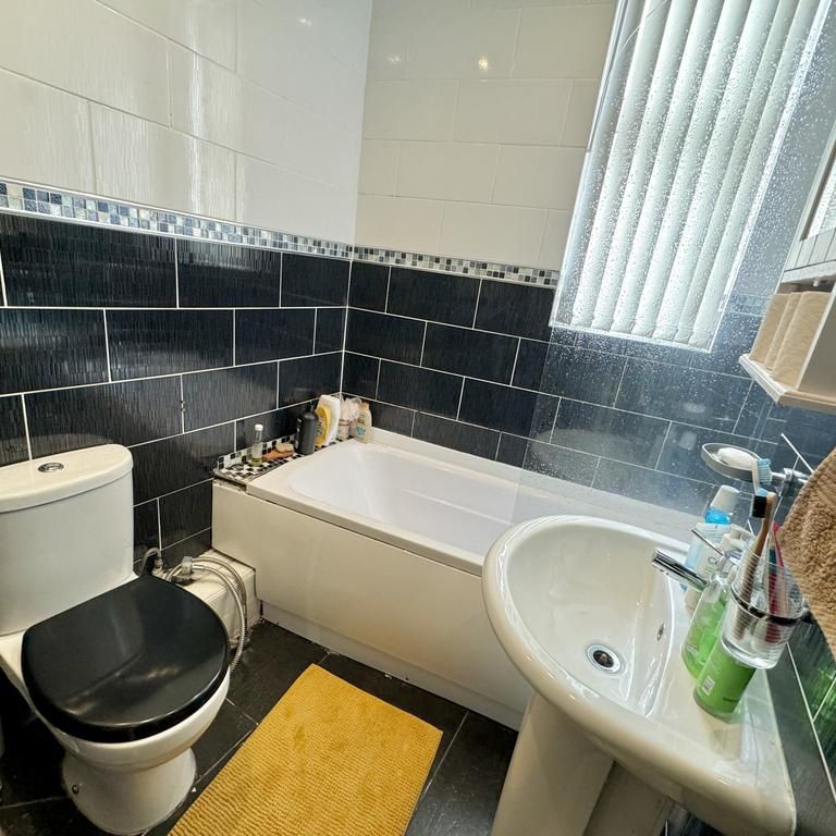 4 bedroom terraced house to rent - Photo 1