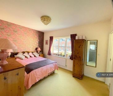 3 bedroom semi-detached house to rent - Photo 6
