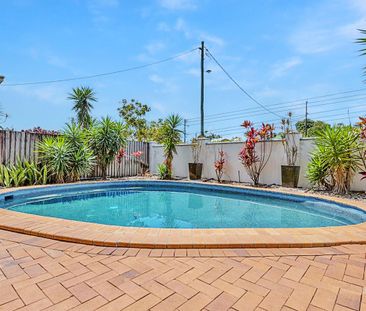 Modern 2 bed unit in the heart of Cairns! - Photo 1