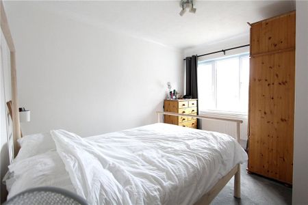 Old Woking Road, West Byfleet, Surrey, KT14 6LG - Photo 4