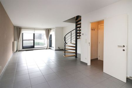 Duplex-appartement met 2 slpk., terras, autostaanplaats in centrum - Photo 4