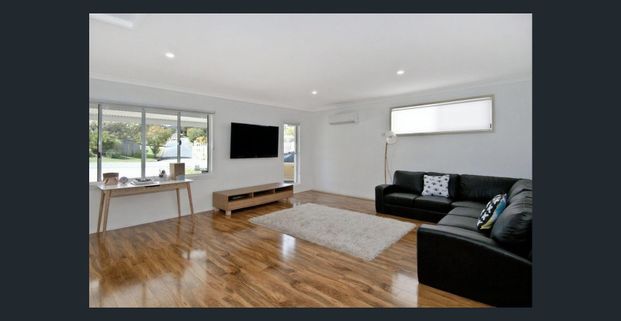 $700 per week | Spacious Family Home with 5 Air Conditioners & Huge Garage - Photo 1