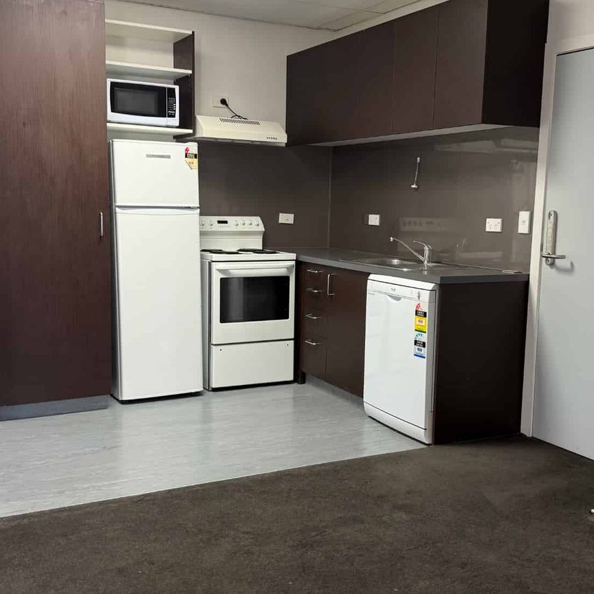 Spacious 4-Bedroom Apartment – Perfect for Young Professionals or Students - Photo 1