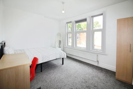 4 bedroom end of terrace house to rent - Photo 3