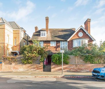 Spacious three bedroom flat in charming period conversion - Photo 3