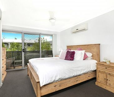 Spacious 3 bedroom townhouse with room for 4 cars available 11th June - Photo 1
