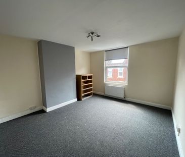 2 Bed Terraced House, Woodview Mount, LS11 - Photo 4