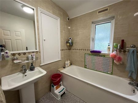 3 bedroom semi-detached house to rent - Photo 5