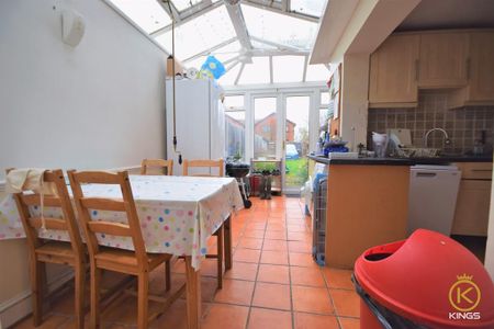 4 bedroom semi-detached house to rent - Photo 2