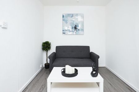 3 Bed Flat, Acorn Grove, B1 - Photo 3