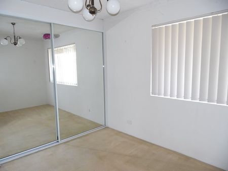 PRIME LOCATION! - Photo 2