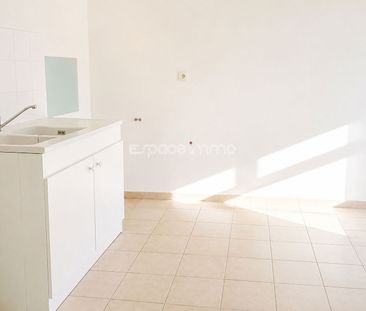 Location Appartement 3 pièces 58m² CAUDEBEC LES ELBEUF 76320 - Photo 2
